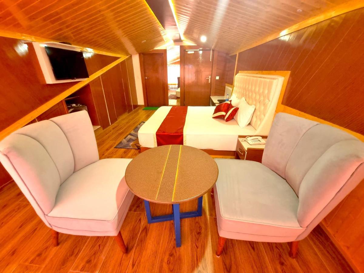 Hotel Wood Stock Luxury - A Boutique Property - Penthouse - Open Air Restaurant & Terrace Kasauli Buitenkant foto