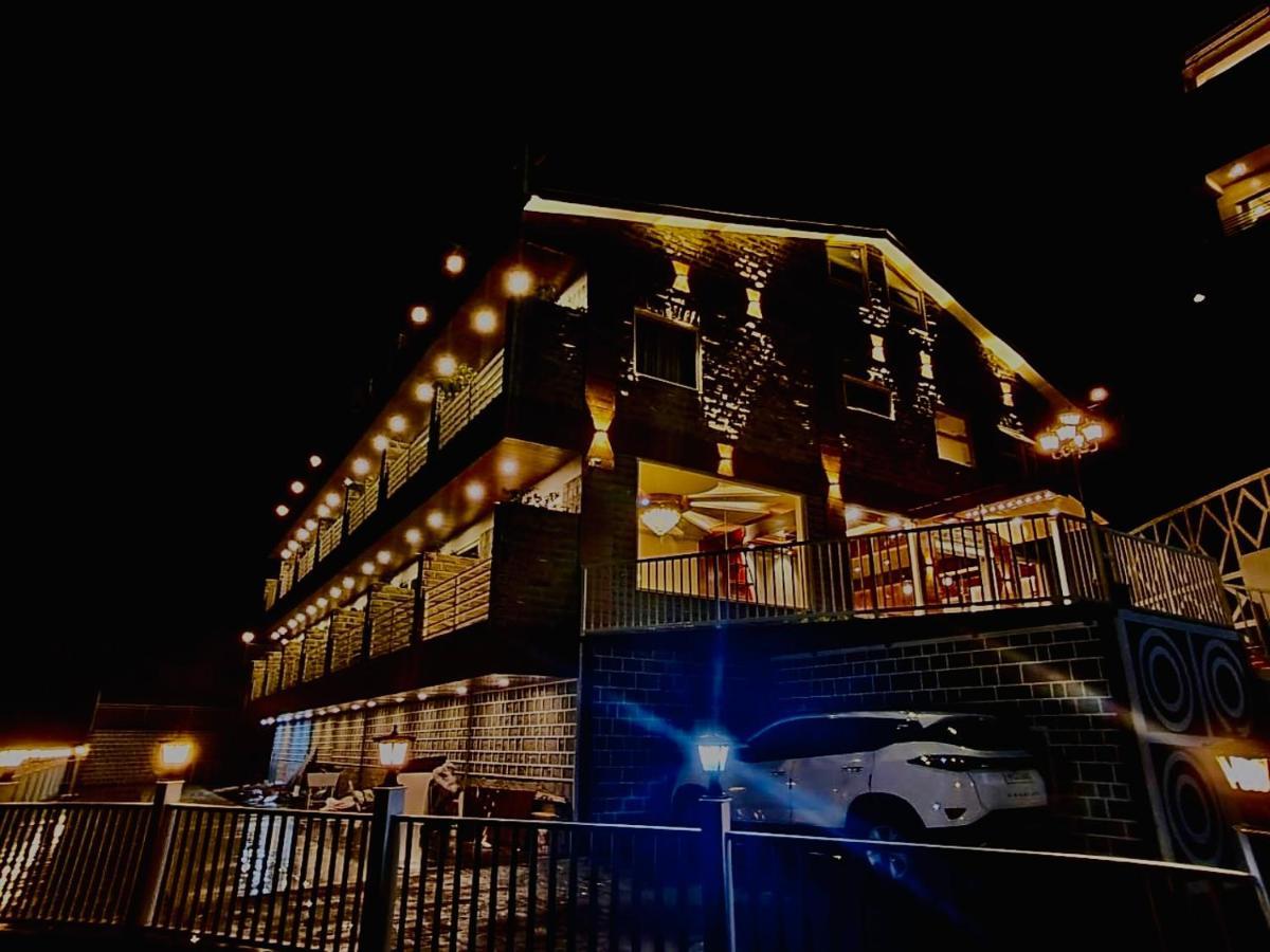 Hotel Wood Stock Luxury - A Boutique Property - Penthouse - Open Air Restaurant & Terrace Kasauli Buitenkant foto