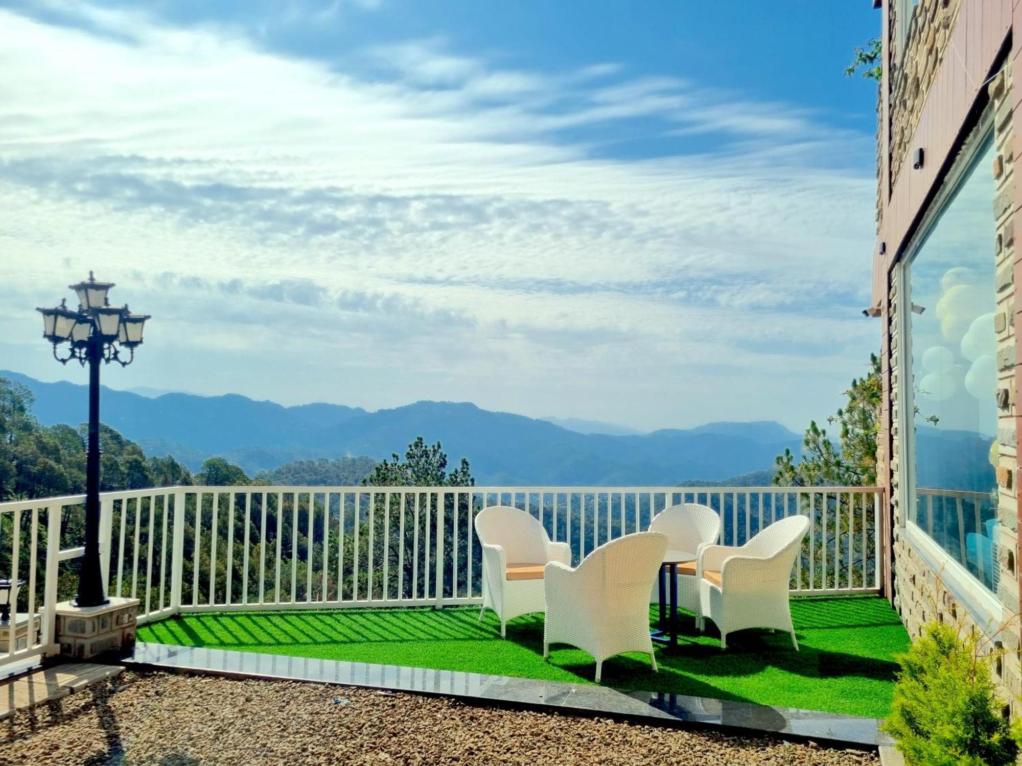 Hotel Wood Stock Luxury - A Boutique Property - Penthouse - Open Air Restaurant & Terrace Kasauli Buitenkant foto