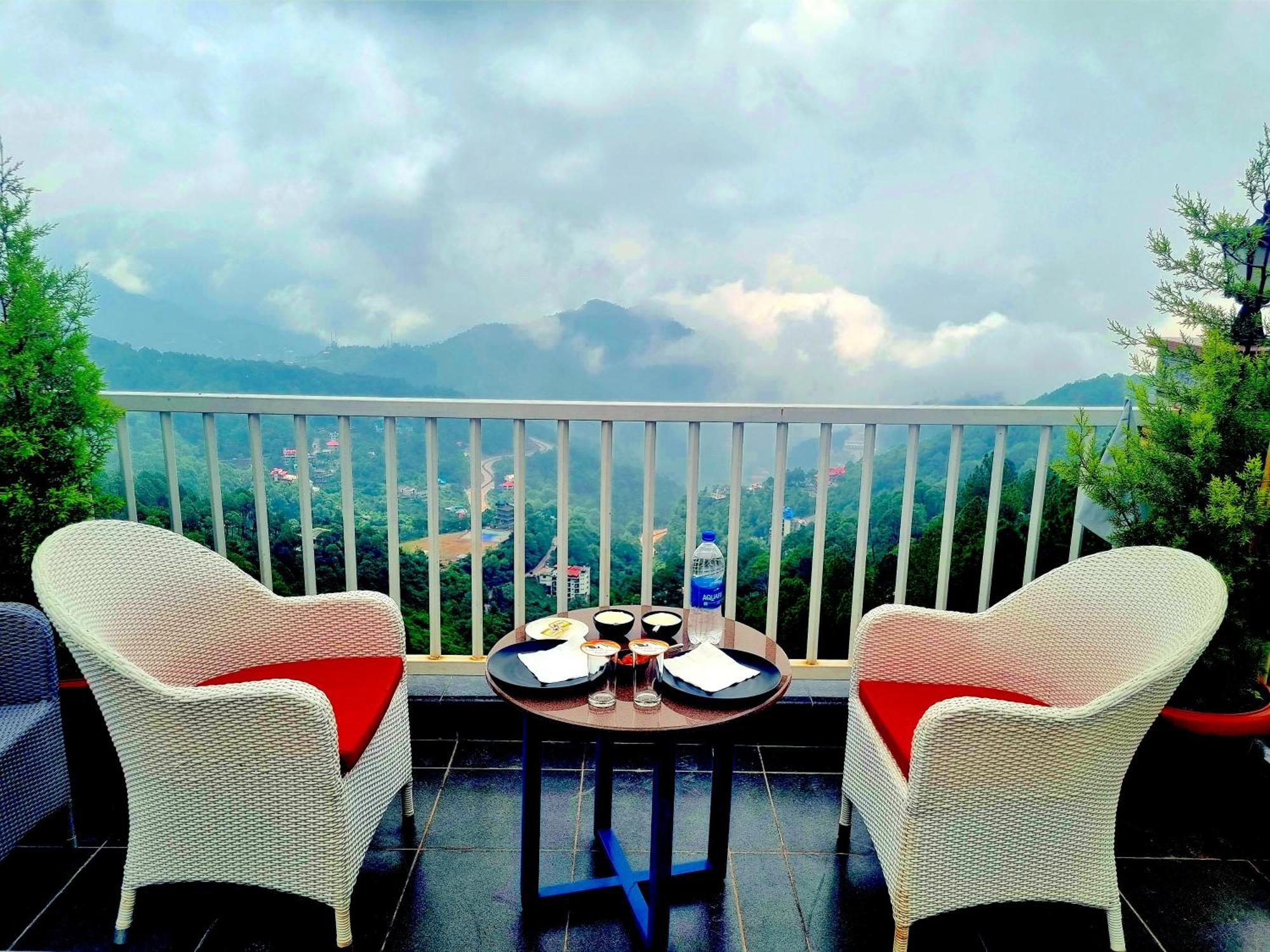 Hotel Wood Stock Luxury - A Boutique Property - Penthouse - Open Air Restaurant & Terrace Kasauli Buitenkant foto