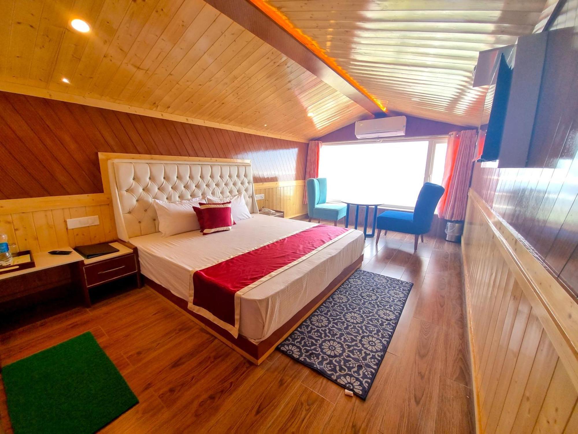 Hotel Wood Stock Luxury - A Boutique Property - Penthouse - Open Air Restaurant & Terrace Kasauli Buitenkant foto