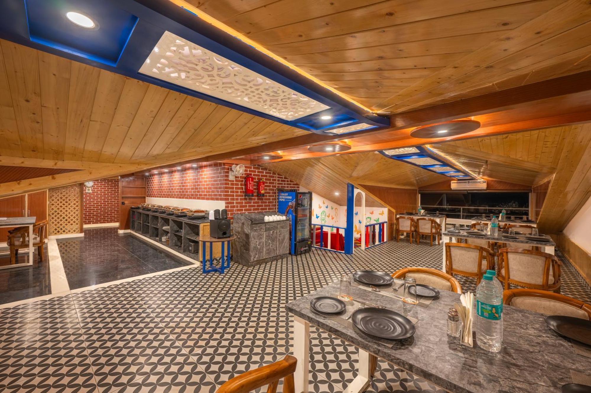 Hotel Wood Stock Luxury - A Boutique Property - Penthouse - Open Air Restaurant & Terrace Kasauli Buitenkant foto