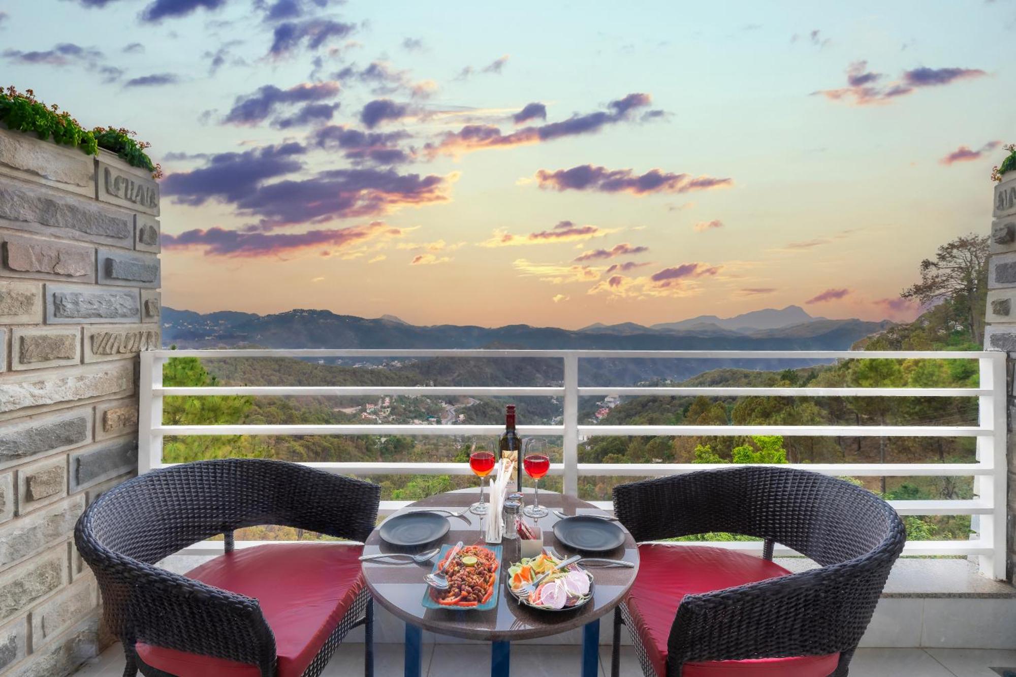 Hotel Wood Stock Luxury - A Boutique Property - Penthouse - Open Air Restaurant & Terrace Kasauli Buitenkant foto